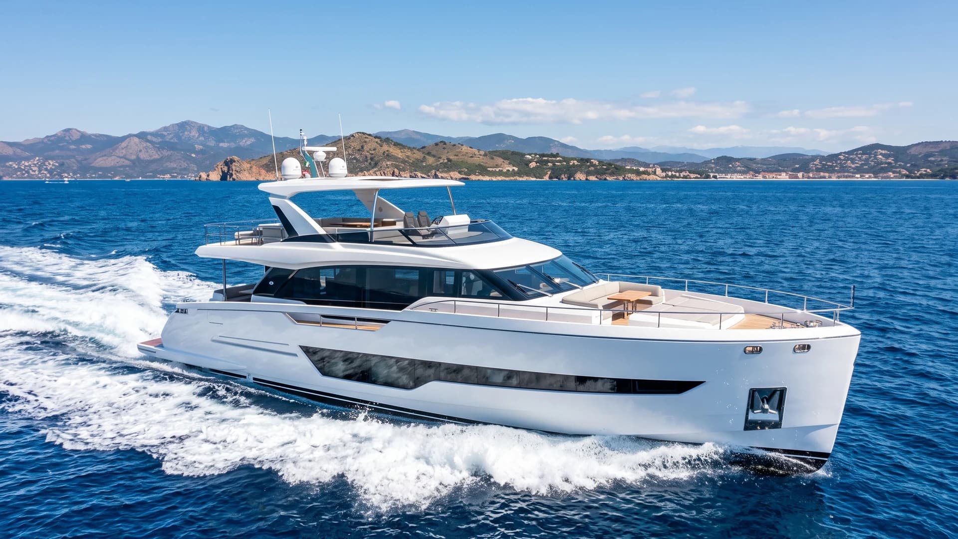 Biela flybridge motorová jachta v plavbe na otvorenom mori.